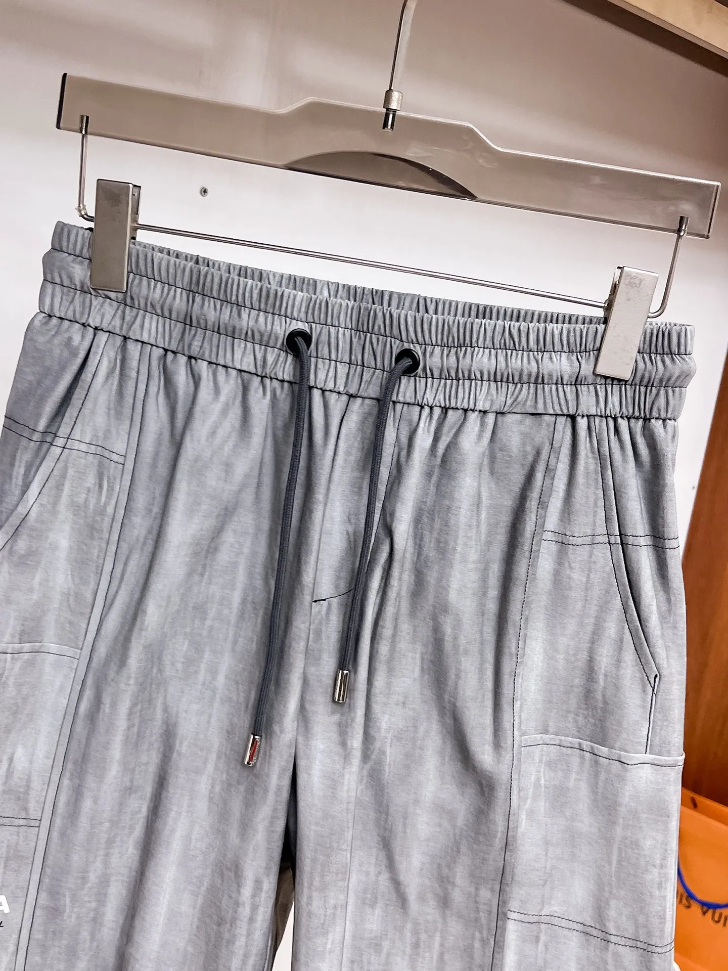 Balenciaga's three-standard complete 2026 summer New Arrival men's casual shorts, advanced custom-made Breathable fabric, Breathable fabric, extremely stretchy and comfortable, impeccable details, top-grade accessories, original logo design concept, delicate and soft feel! The upper body fit is awesome! Size: M-XXXL Please state your height and weight when ordering